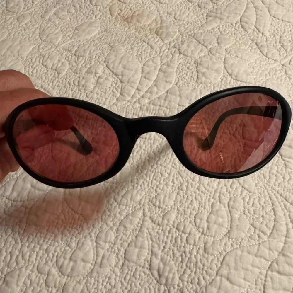 Serengeti Women's Black Frame Sunglasses with Pink Tinted Lenses